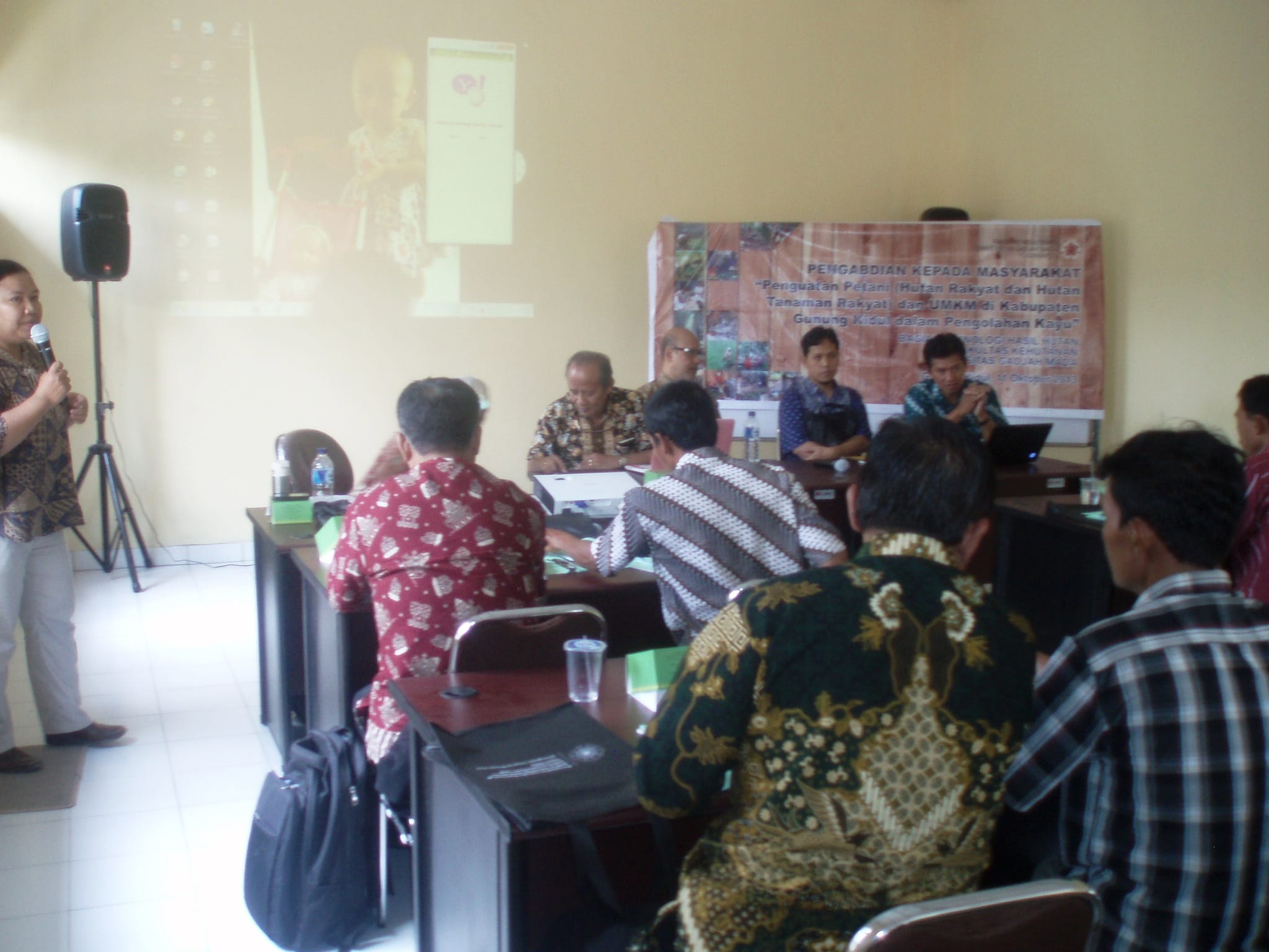 Kegiatan pengabdian kepada masyarakat di Gunung Kidul oleh staf pendidik untuk para pengrajin kayu setempat